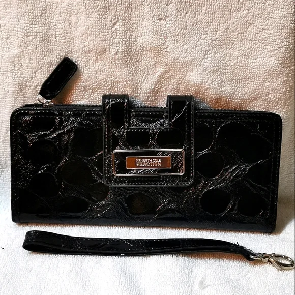Kenneth Cole Reaction Wallet - Picture 2 of 5